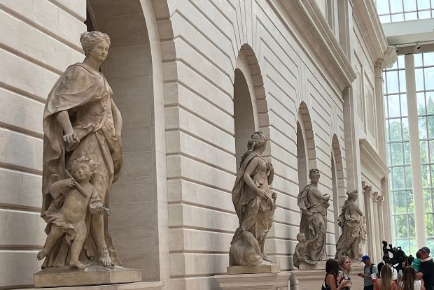 MET statues